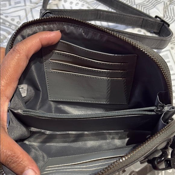 Sleek Black Leather Crossbody Bag with Adjustable Strap - Picture 7 of 7